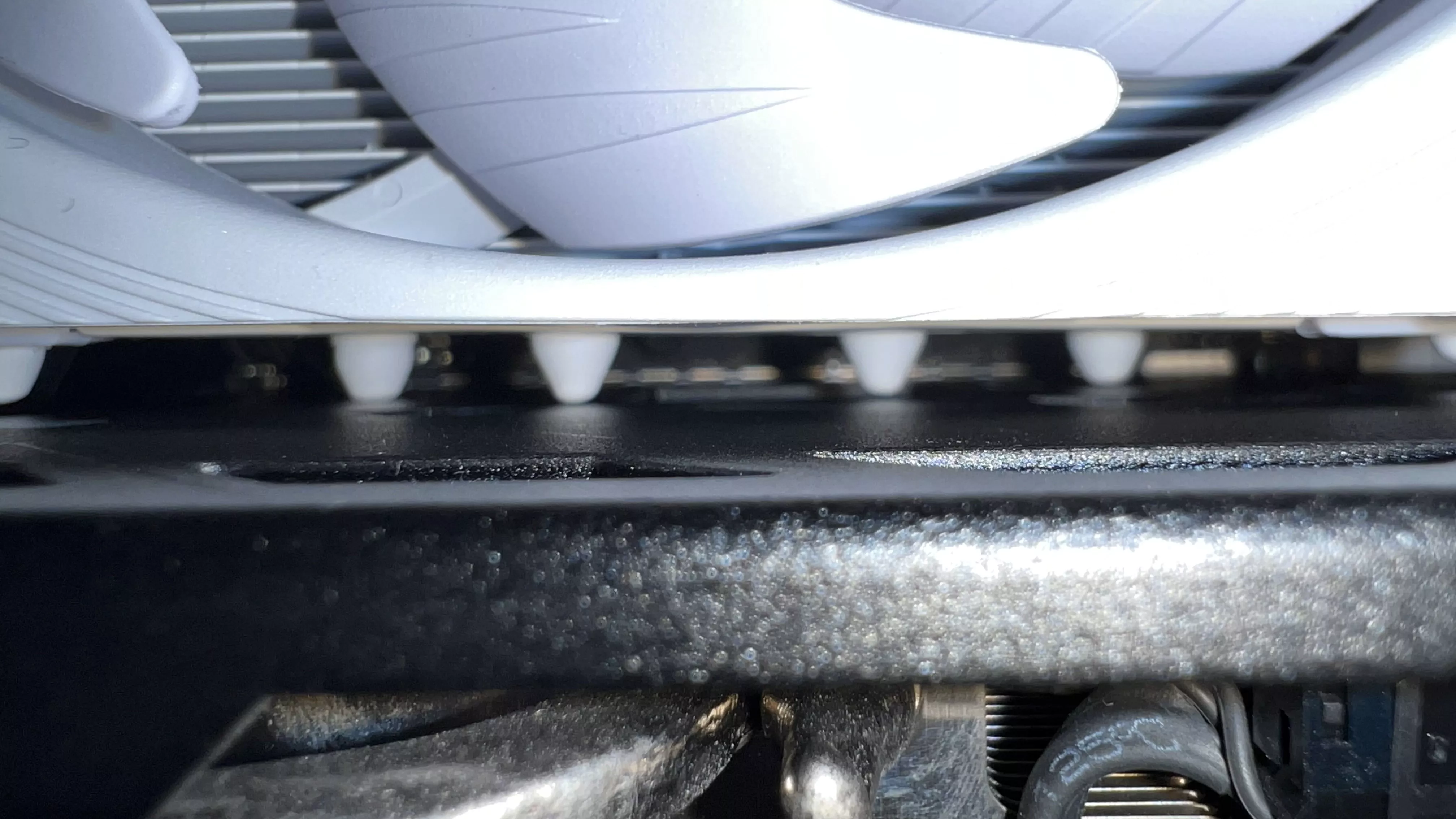 Heat pipes interfere with the backplate of the graphics card.webp